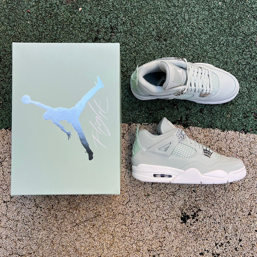 NIKE AIR JORDAN 4 RETRO